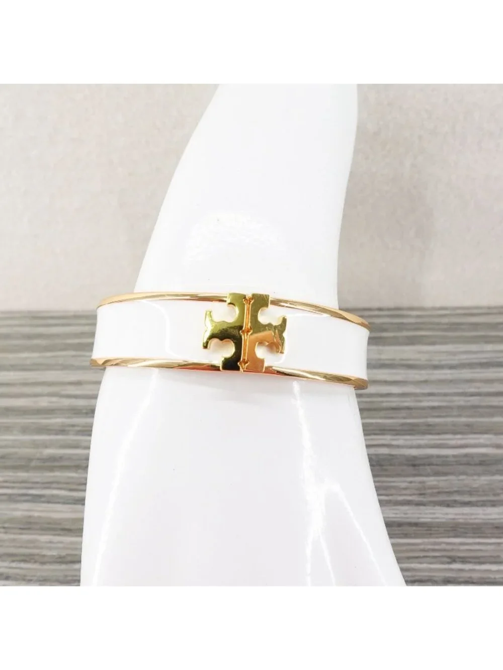 Tory Burch Enameled Kira Logo Hinged Bracelet Gold/ Ivory OS